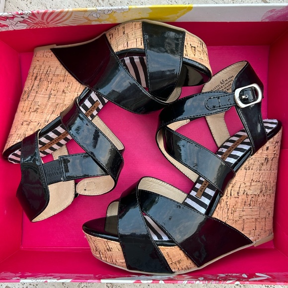 ✨NEW✨Black Patent Leather Wedge Sandals Size 6.5 from Victoria’s Secret - Picture 2 of 15